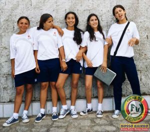 Grupo de estudantes da Fundação Bradesco formado por Katiussy, Diana, Ingrid Mayara, Letícia e Ana Karla posa para fotografia publicada na Folha do Valentina, em registro histórico que deu origem à seção dedicada aos alunos da comunidade.