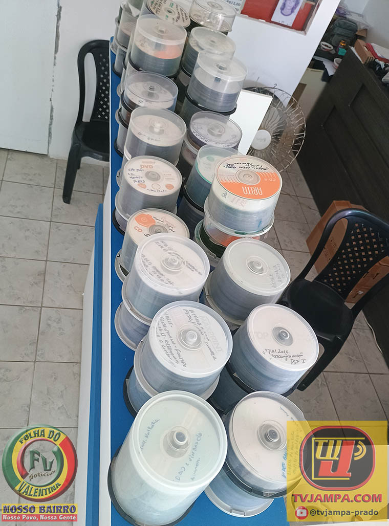 Vista de outro ângulo do acervo de DVDs e CDs que está sendo recuperado e organizado para compor o novo site histórico da Folha do Valentina e da TV JAMPA, preservando registros da memória jornalística e comunitária.