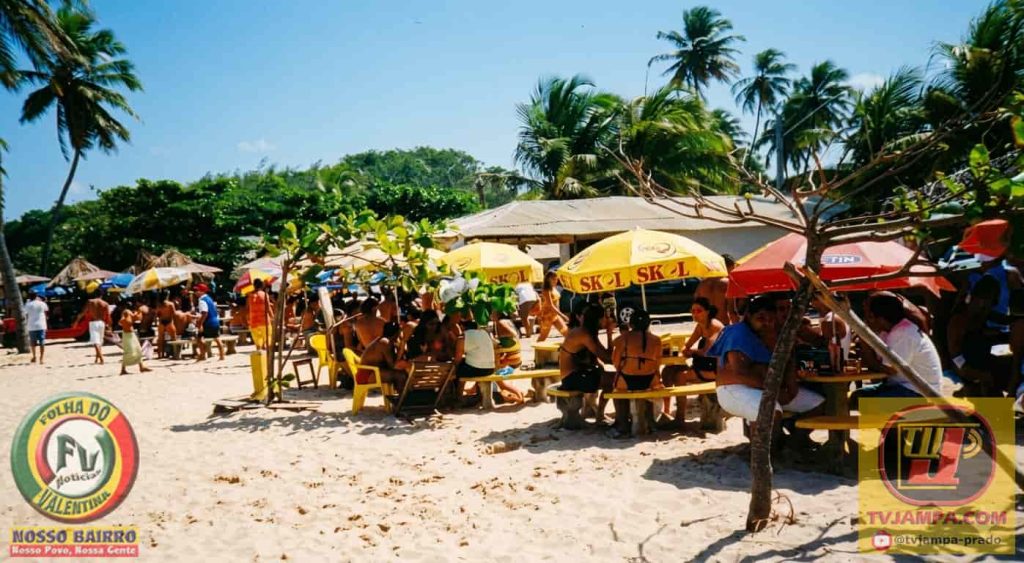 Quiosques tradicionais da Praia do Sol no litoral paraibano, referência em turismo e cultura local.