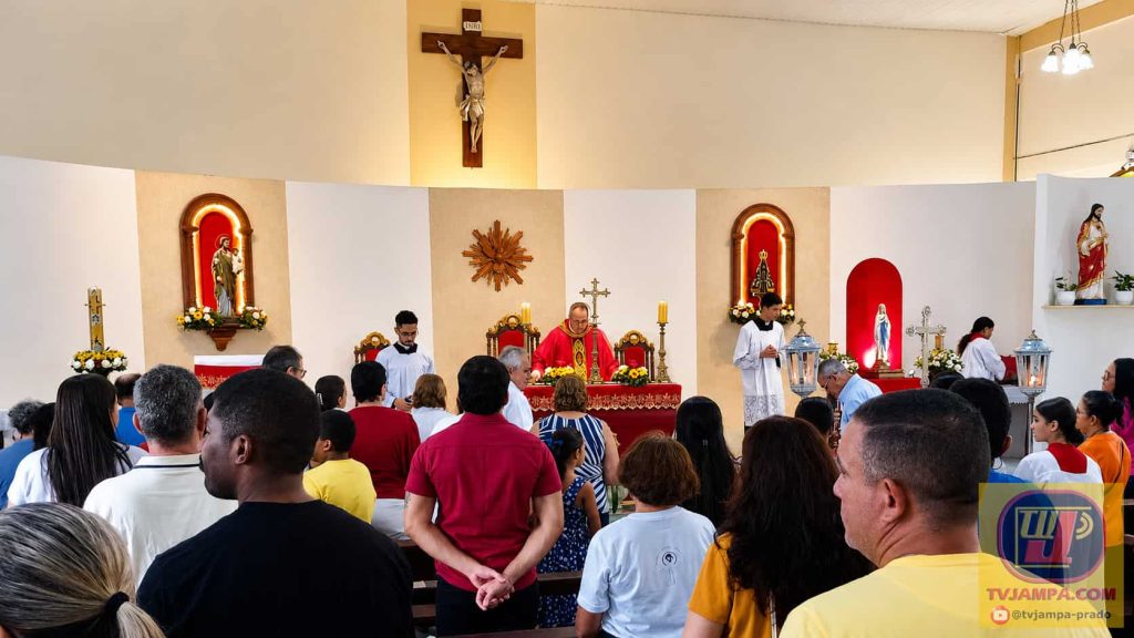 Fieis reunidos celebrando a Solenidade de Pentecostes em comunidade católica.