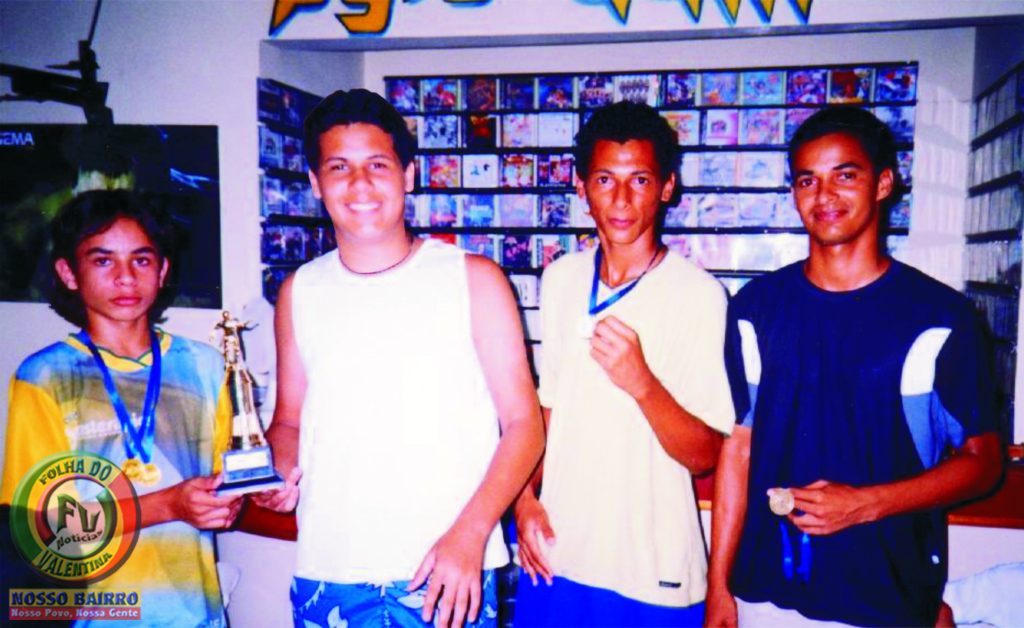 Petrúcio Moreira Prado realiza a entrega de premiação de campeonato de futebol na Byte Games, em evento que reuniu jogadores e frequentadores da tradicional locadora de games. Foto do acervo da TV Jampa Oficial e Folha do Valentina.