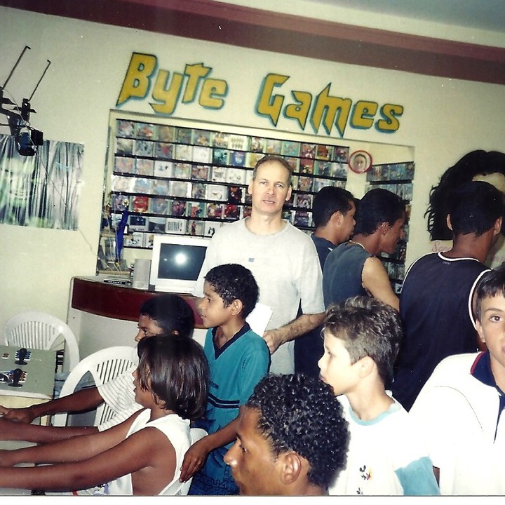 Petrúcio Prado em atendimento na Byte Games, centro de apoio ao jornalismo de bairro e serviços comunitários.