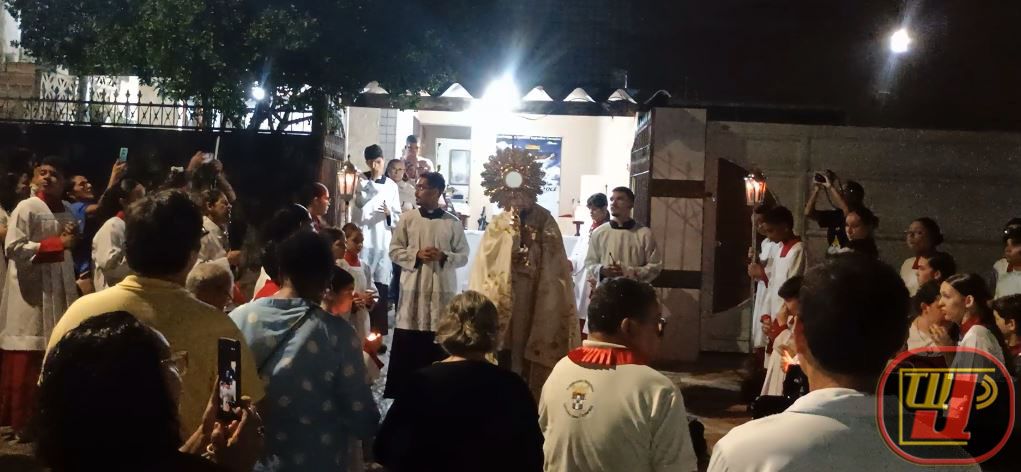Primeira parada da procissão de Corpus Christi no Valentina Figueiredo com o Santíssimo Sacramento na Comunidade Coração de Jesus e Coração de Maria.
