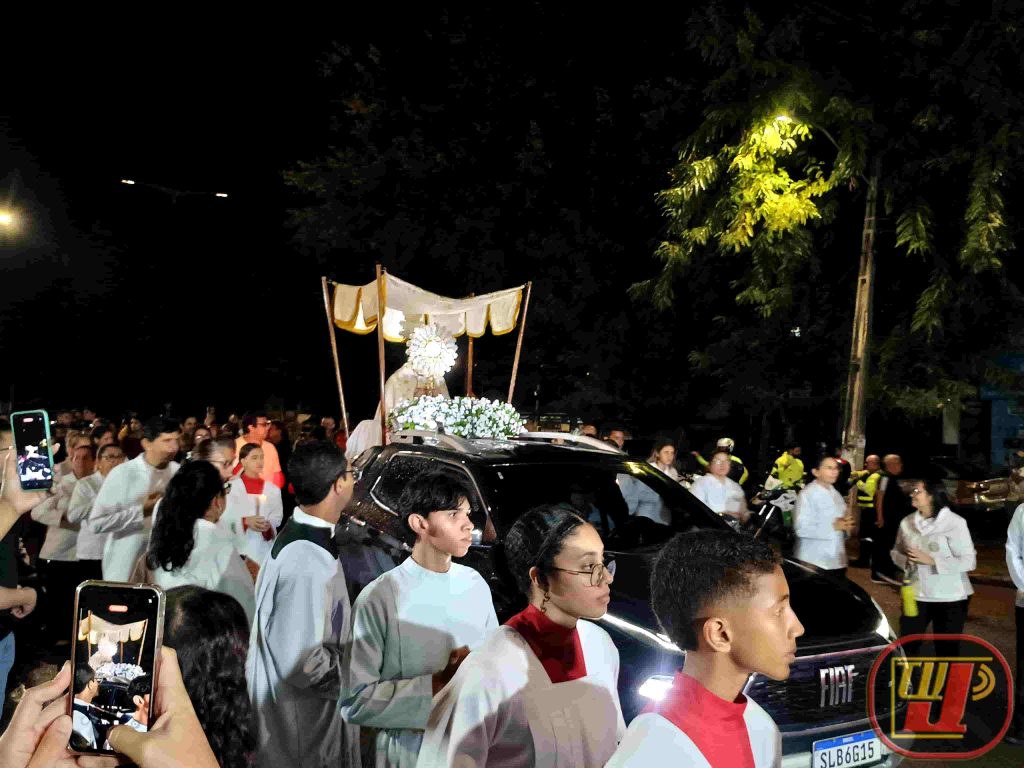 Procissão de Corpus Christi no Valentina Figueiredo com o Santíssimo Sacramento sendo conduzido pelas ruas durante celebração da Paróquia Nossa Senhora Aparecida