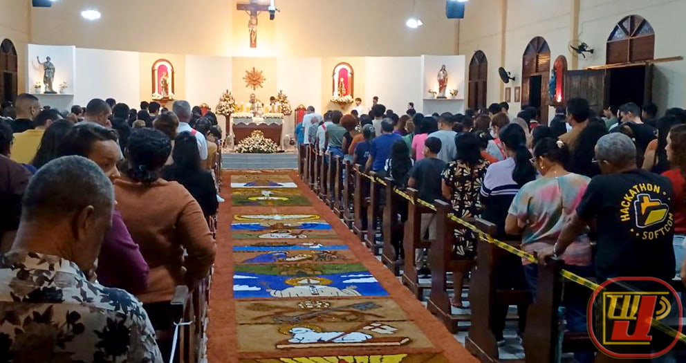 Fiéis participam da celebração de Corpus Christi no Valentina Figueiredo durante Santa Missa na Paróquia Nossa Senhora Aparecida com tradicional tapete religioso em pó de serra