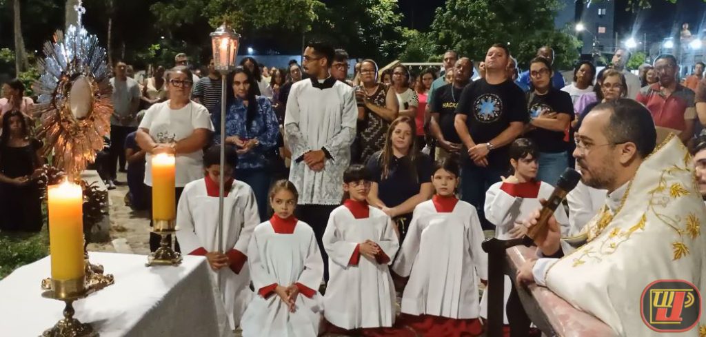 Segunda parada da procissão de Corpus Christi no Valentina Figueiredo com o Santíssimo Sacramento e reflexão do Padre José Luis na Capela São Pedro e São Paulo
