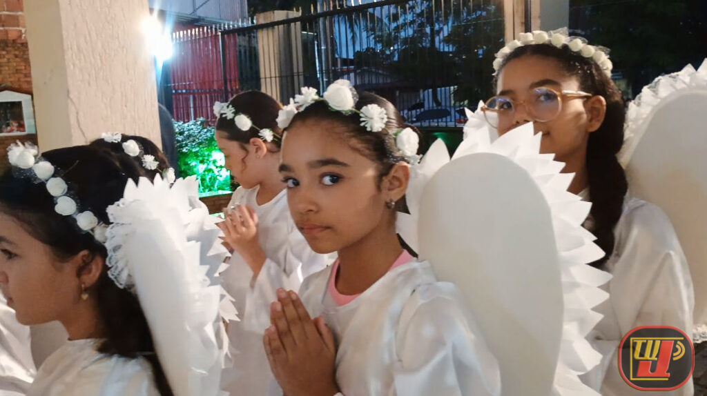 Crianças vestidas de anjos na abertura da missa de Santíssima Trindade e coroação de Maria na Paróquia Aparecida, no Valentina.