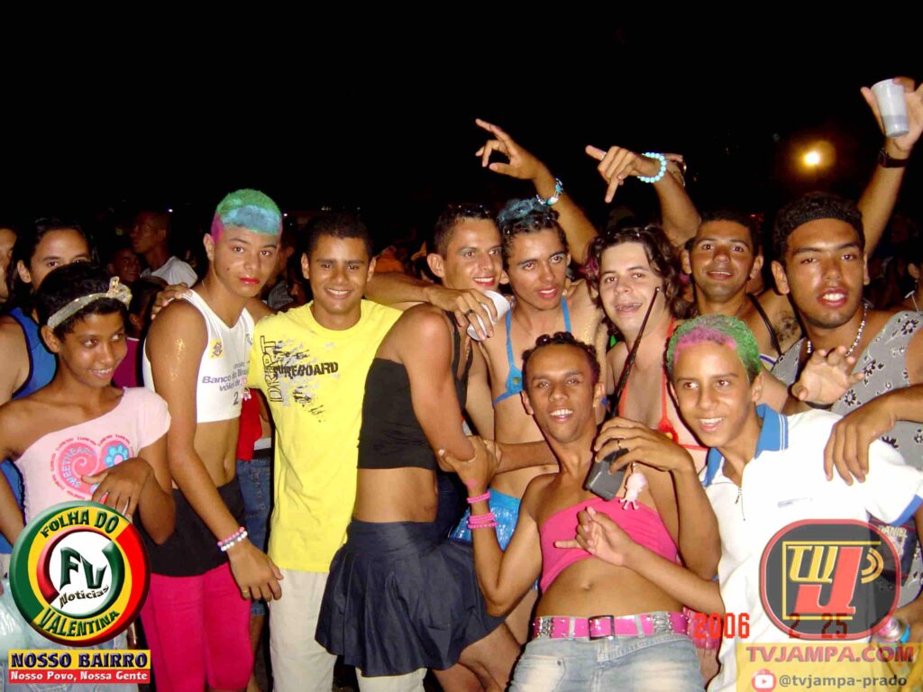 Memórias do Valentina: registro histórico do Bloco das Peruas do Valentina no Carnaval de 2006, reunindo foliões em uma das festas mais tradicionais do bairro Valentina Figueiredo, em João Pessoa (PB). Acervo da Folha do Valentina Notícias, preservado pela TV Jampa.