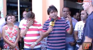 Diego Cavalcante na Folha do Valentina Notícias fazendo uso da palavra no Mercado do Valentina, agradecendo ao vereador Sérgio da SAC pela homenagem ao seu pai, Euclides Laurentino Cavalcante