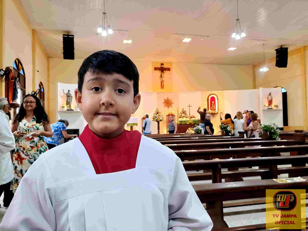 O jovem coroinha Gabriel posa para as lentes do portal após receber uma linda homenagem e as orações de toda a comunidade por seu aniversário, na Paróquia Nossa Senhora Aparecida. Foto: Petrúcio Prado / TV JAMPA