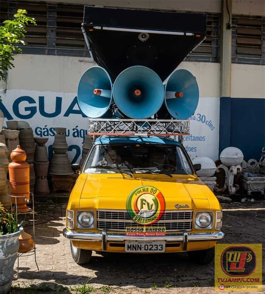 Carro de som Opala amarelo com alto-falantes no teto em João Pessoa.