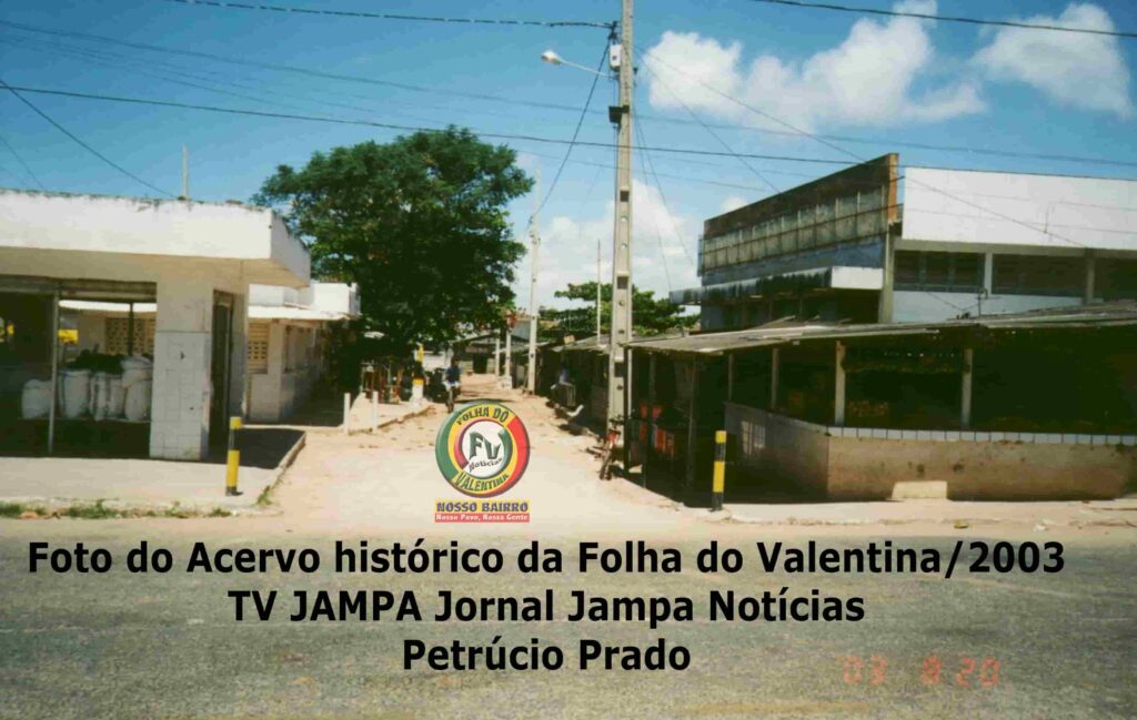 Imagem histórica do Mercado Público do Valentina Figueiredo, em João Pessoa, registrada no início dos anos 2000, mostrando feirantes e o comércio local em um cenário de infraestrutura precária e dificuldades urbanas.