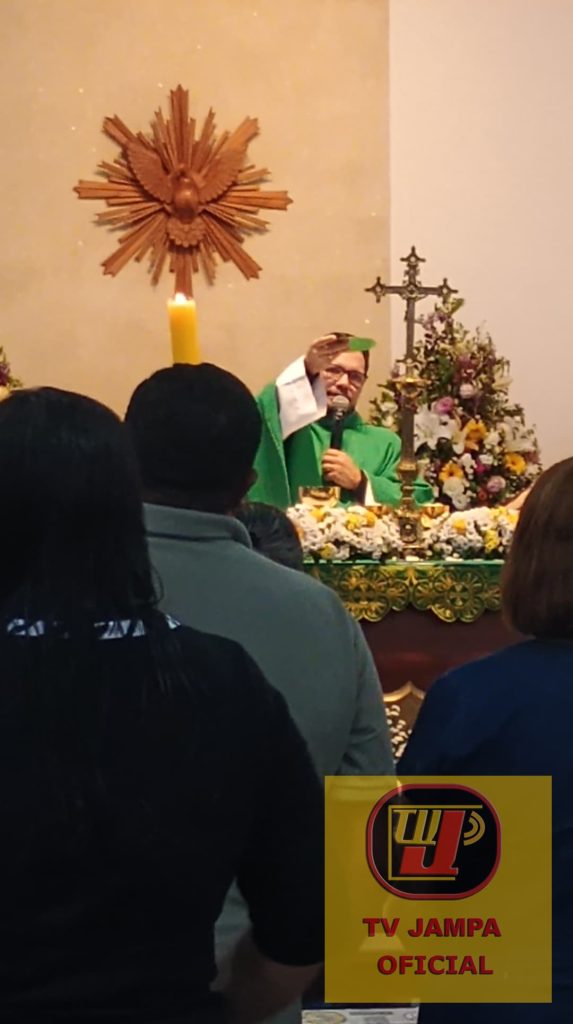 Padre Valdézio pregando no altar da Paróquia Aparecida Valentina durante a missa de 7 de junho de 2026.