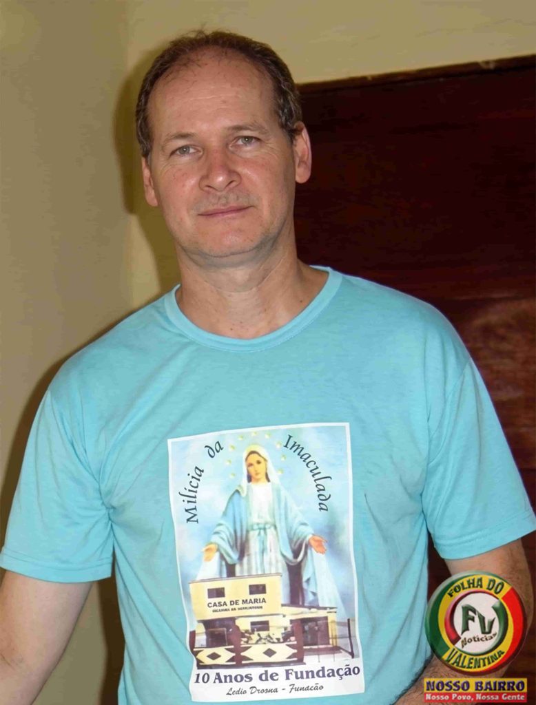 A revelação apocalíptica na fotografia de Petrúcio Prado letrista da música O CAOS vestindo camiseta azul da Milícia da Imaculada.