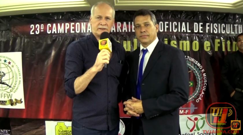Grande cobertura esportiva! O jornalista Petrucio Prado entrevista o presidente da federação e organizador Wanilson Pantera durante os bastidores do 23º Campeonato Paraibano de Fisiculturismo e Fitness.