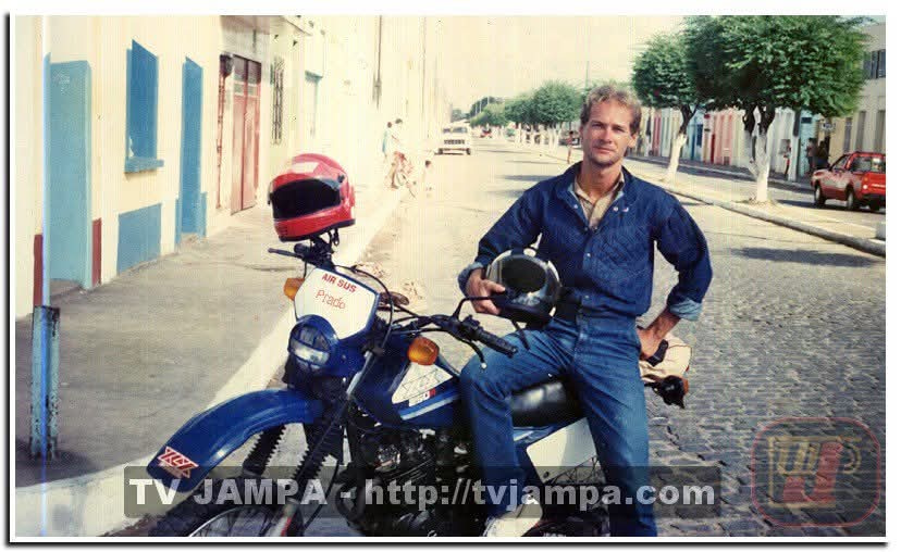 Letrista Petrúcio Prado nos anos 80 durante viagem que inspirou sentimentos de Triste Solidão, fazendo parada em Goiana-PE com sua moto Honda XL 250cc.