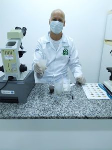 O editor da Folha do Valentina, Petrúcio Prado, em atividade profissional no laboratório de parasitologia durante seus estudos de biomedicina.