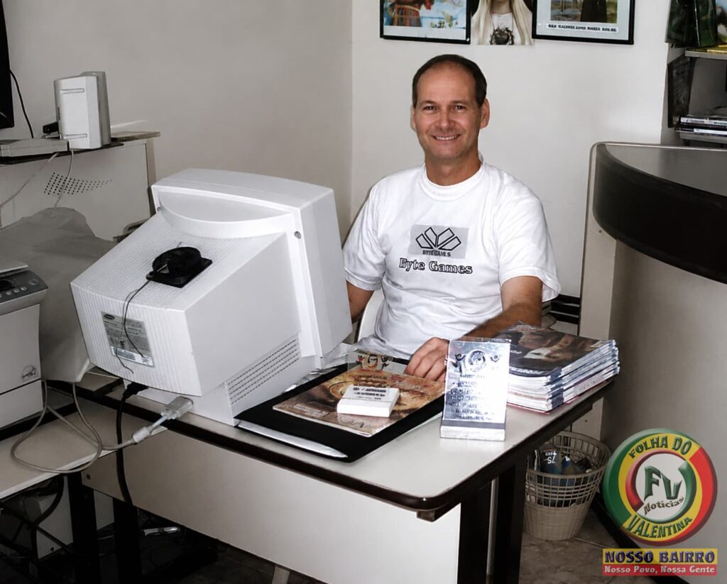 Petrúcio Prado em sua sala de trabalho na Byte Games, no início dos anos 2000. Ao fundo da história da informática local, um computador 486 com processador x86, equipado inicialmente com Windows 98 e posteriormente updated para Windows XP, acompanhado de um tradicional monitor CRT de tubo. Registro preservado pela TV Jampa Oficial e pelo acervo da Folha do Valentina.