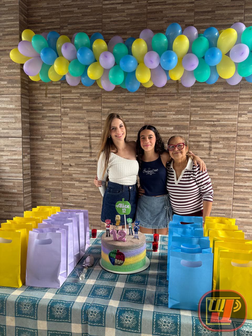 Amanda Prado, Alice Prado Barreto e Dona Dayse durante a comemoração dos 12 anos de Alice em Recife (PE), celebrada em família no mês do Dia dos Avós.