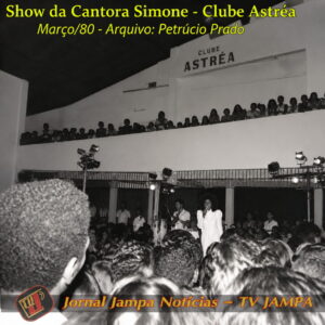 Fotografia restaurada em preto e branco do show da cantora Simone no Clube Astréa em março de 1980. Simone aparece de vestido branco no centro, cantando ao microfone no palco, cercada pelo público em primeiro plano e com pessoas assistindo na varanda superior do clube