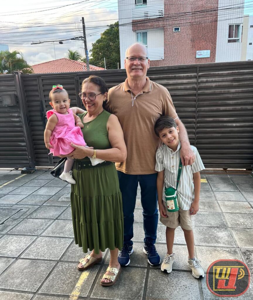 Petrúcio Prado, Rejane Prado e os netos Bianca e Breno registram o momento antes da saída para a Paróquia Menino Jesus de Praga, onde participaram da celebração do Dia dos Avós.
