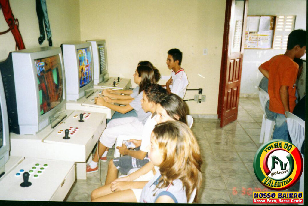 Fotografia colorida de ambiente interno de uma casa de jogos ou locadora de videojogos chamada Byte Games, em 2005.