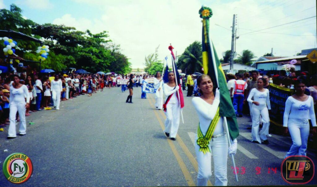 Folha do Valentina 2003 jovens carregando estandarte no desfile civico