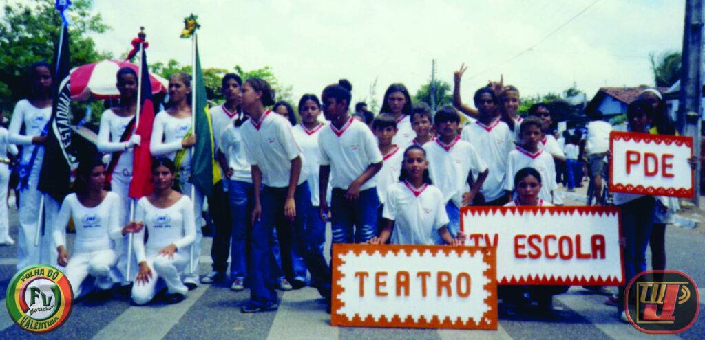 Desfiles civicos de outubro no jornal Folha do Valentina 2003 escola joao navarro filho