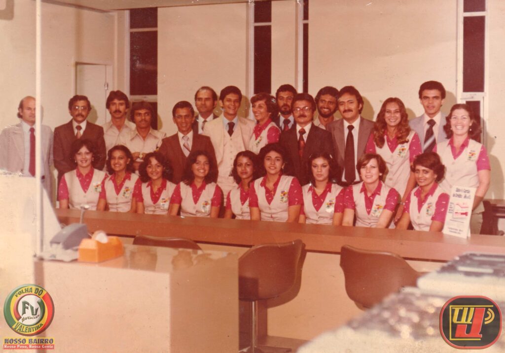 Registro oficial da inauguration do setor de crediário da Mesbla - Prest. Serv. Téc. Administrativo, realizada em 26 de setembro de 1980. A equipe pioneira posa reunida no balcão de atendimento. O colaborador Petrucio Prado, admitido no início de outubro de 1980, não aparece na foto.