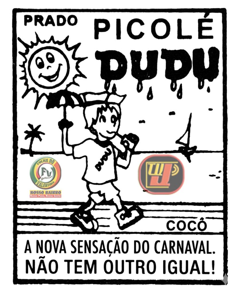 Ilustração em preto e branco com traço de desenho animado, no estilo de um rótulo antigo. No topo, os textos "PRADO" e "PICOLÉ DUDU", com fontes estilizadas e gotas pingando. No centro, um menino sorridente caminha na praia usando boné de marinheiro, camiseta com o nome "Dudu", shorts e tênis. Ele segura um pequeno guarda-sol em uma das mãos e um picolé na outra. Ao fundo, um sol sorridente com raios ondulados, uma palmeira à esquerda e um pequeno barco à vela no mar à direita. Na base, o texto "COCÓ" acima de um r