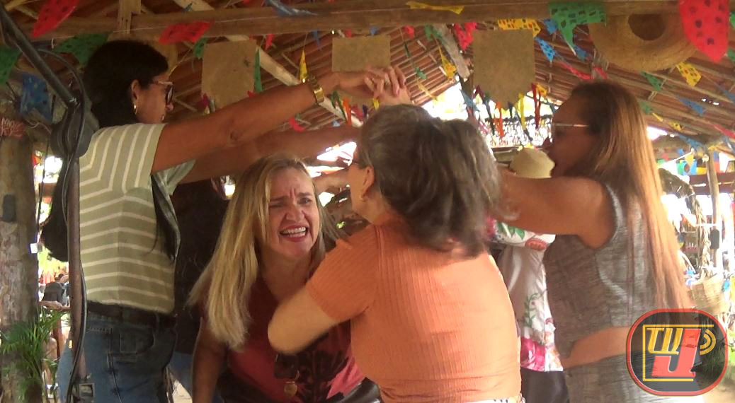 Turistas e integrantes da excursão dançando quadrilha junina improvisada no Restaurante Rural Casa de Taipa ao som de Luizinho do Forró, durante cobertura da TV JAMPA Oficial no Conde, Paraíba.