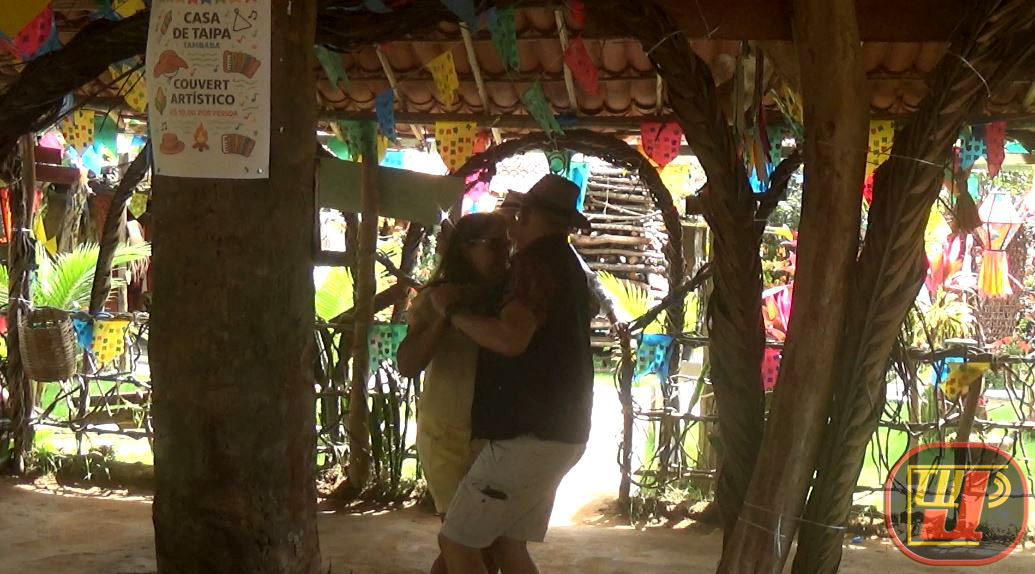 Ronaldo Moreira e Solange Farias Falcão dançando agarradinho e abrindo a pista de forró pé de serra no Restaurante Rural Casa de Taipa, em cobertura da TV JAMPA Oficial no Conde, Paraíba.