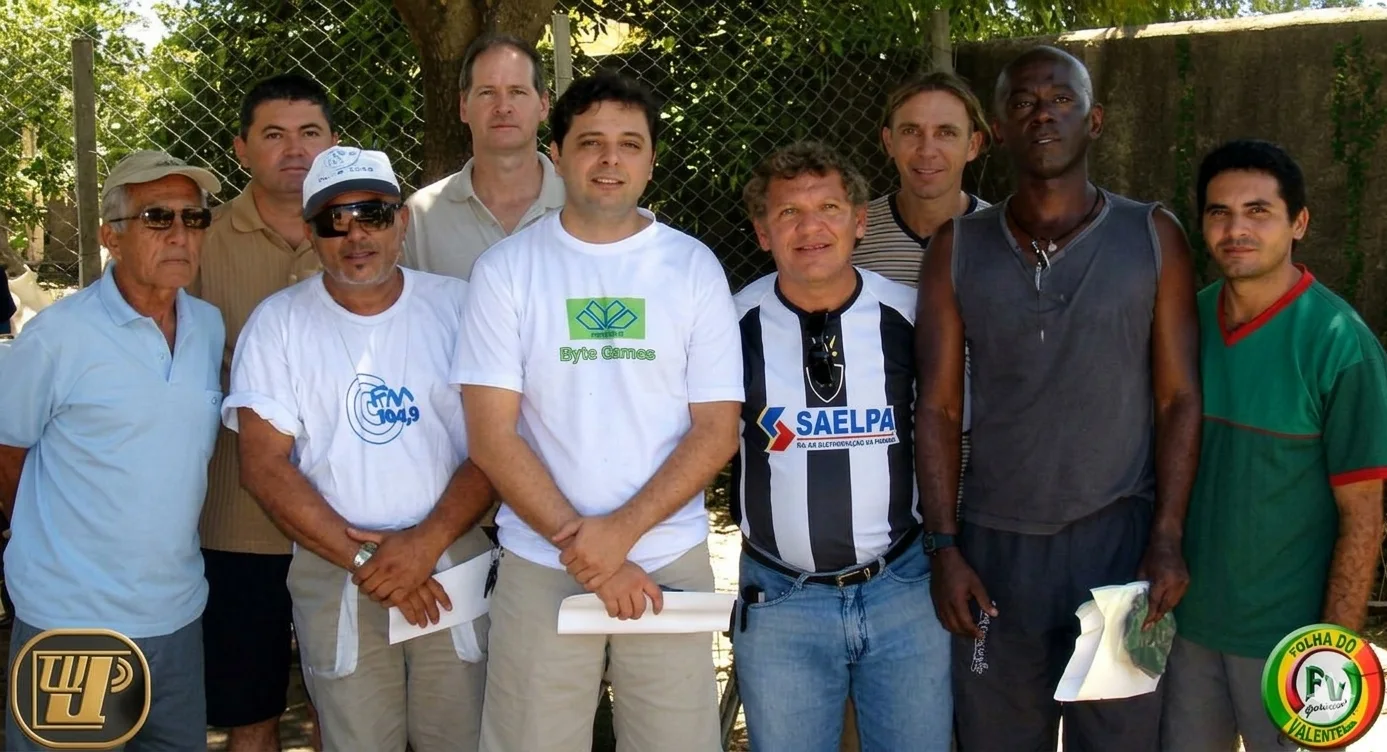 Grupo de organizadores, jornalistas e convidados do Torneio de Futsal do Valentina posando juntos para foto ao ar livre.