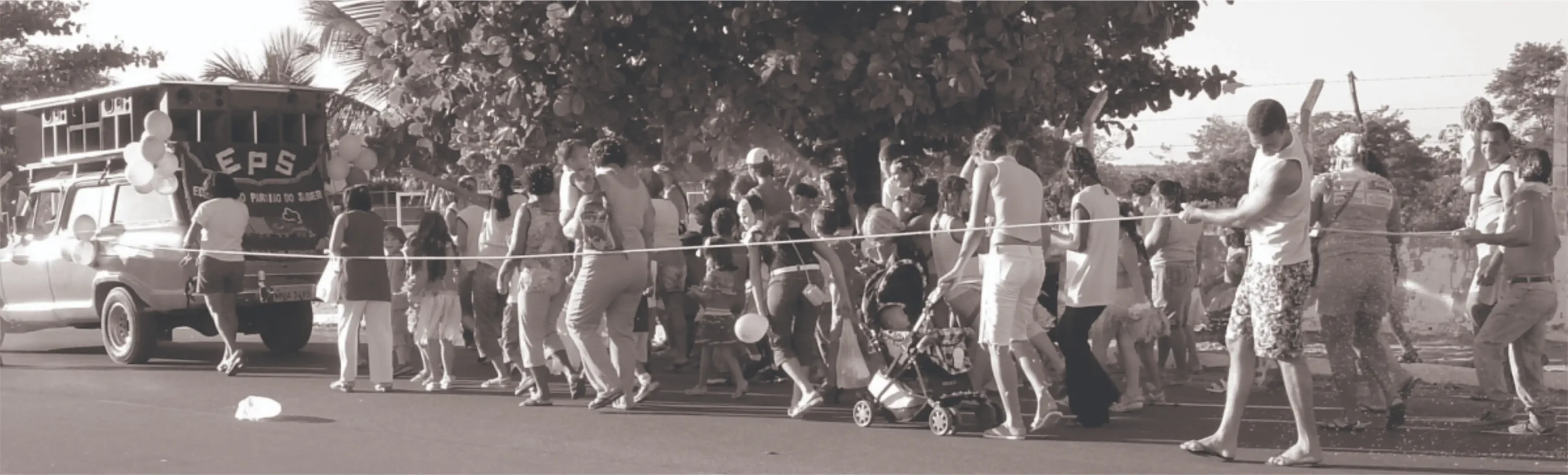 1º Carnaval do Educandário Paraíso do Saber reúne crianças, familiares e professores em bloco infantil pelas ruas do bairro, com carro de som, fantasias e muita alegria.