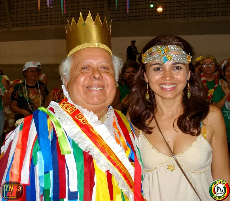 Baile Carnaval dos Idosos com Jorge coroado Rei ao lado de Francisca