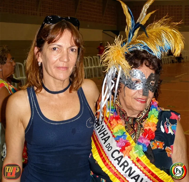 Baile Carnaval dos Idosos com Sandra Coutinho e Dona Iolanda fantasiada e coroada