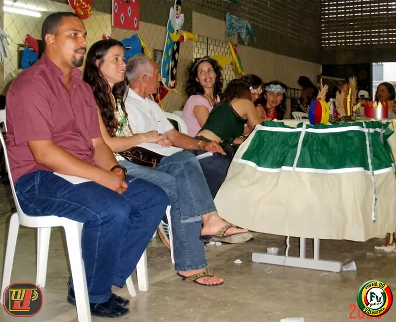 Baile Carnaval dos Idosos reunindo Jubert, Cassandra, Carlos e Renata na mesa de honra