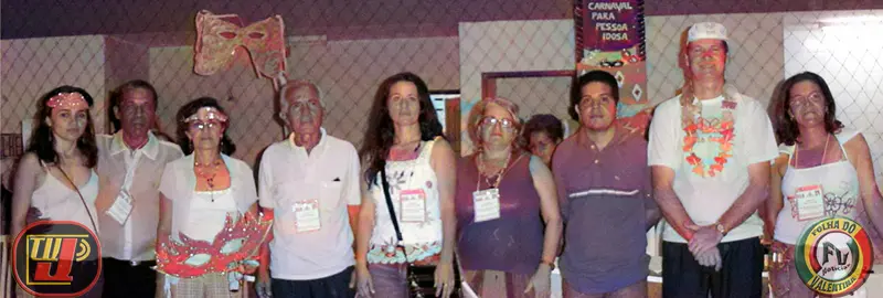 Baile Carnaval dos Idosos reunindo equipe organizadora, autoridades e imprensa local