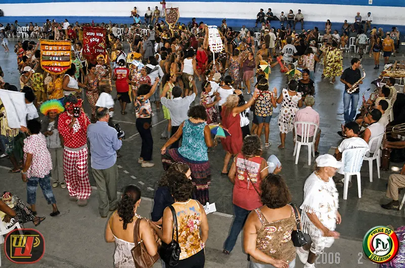 Baile Carnaval dos Idosos com vista aérea da quadra cheia de grupos dançando