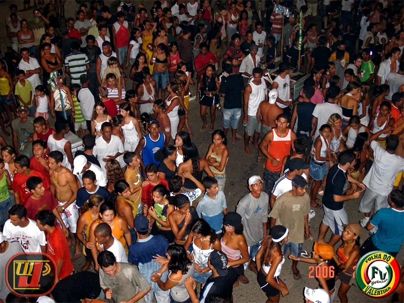 Vista superior de uma grande multidão de foliões lotando as ruas durante o desfile do Bloco Adeptos da Cara Preta.