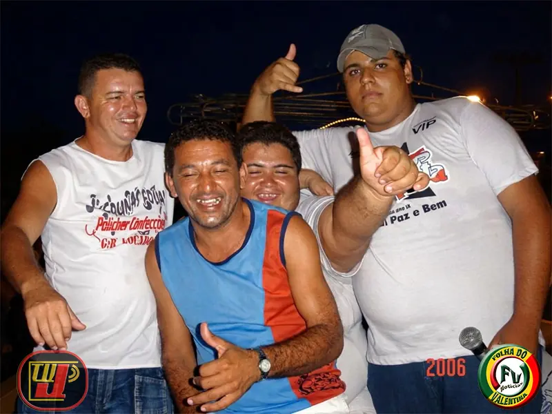 Serginho, integrante não identificado, Michel do Bloco do Gordo e Daniel sorrindo juntos no desfile do Bloco Adeptos da Cara Preta.