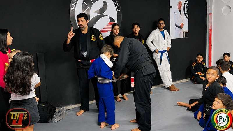 Breno Prado recebendo a faixa cinza dos professores na Boca Team Jiu Jitsu João Pessoa.