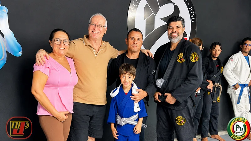 Breno Prado com os avós Rejane e Petrúcio Prado e os professores Ted e Kleber na Boca Team Jiu Jitsu João Pessoa.