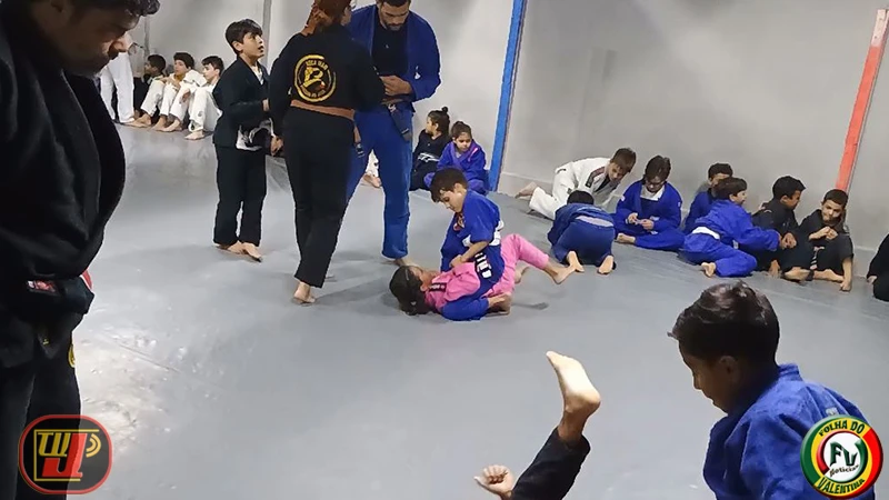 Breno Prado, de 7 anos, aplicando técnica no tatame da Boca Team Jiu Jitsu João Pessoa.
