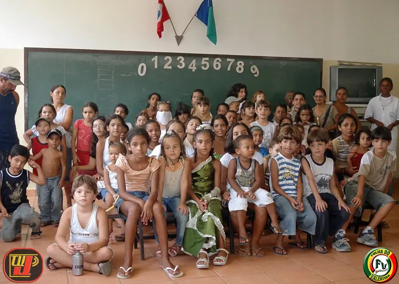 Crianças e adultos durante ação da Fundação Bradesco em João Pessoa