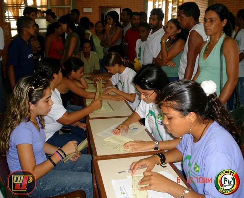 Voluntários e moradores reunidos na entrada da Fundação Bradesco durante a ação voluntária na Fundação Bradesco no Dia Nacional do Voluntariado.