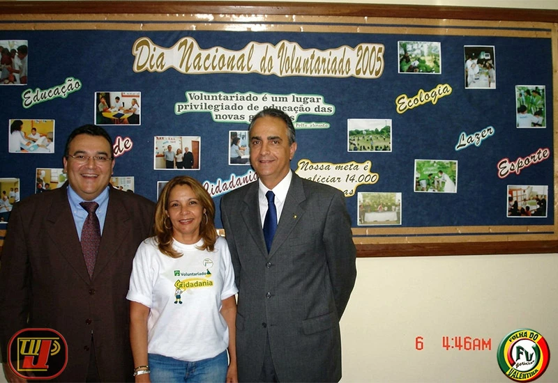 Retrato do grupo que conduziu o casamento coletivo, mostrando a Diretora Francisca da Fundação Bradesco, o Juiz Romero Carneiro da 7ª Vara Cível e um terceiro homem durante o Dia Nacional do Voluntariado 2005.