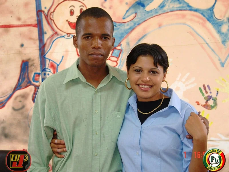 Retrato de um jovem casal abraçado e sorrindo, participante do casamento coletivo promovido pela ação voluntária na Fundação Bradesco.
