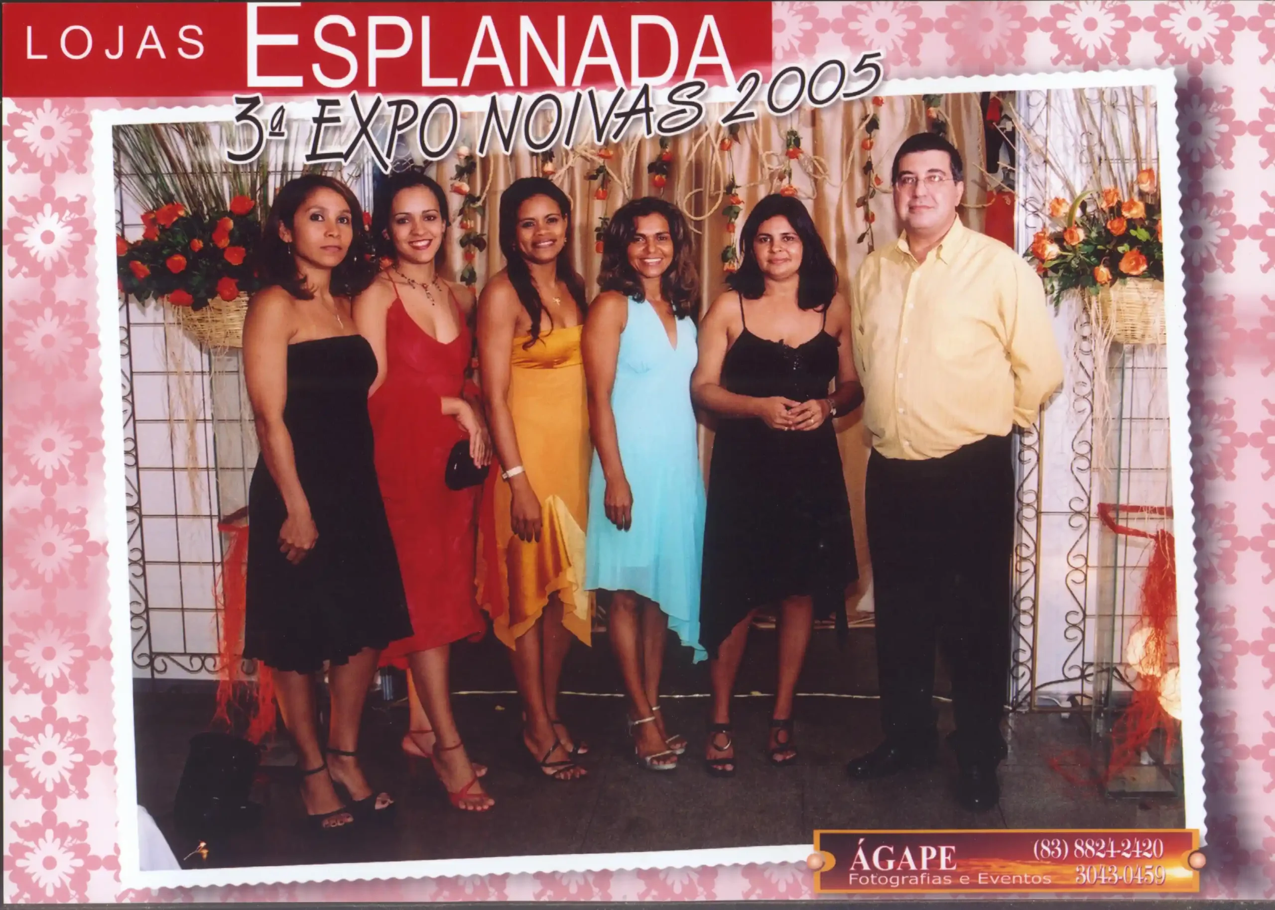 Fotografia emoldurada em estilo polaroid com borda rosa floral e a inscrição "Lojas Esplanada 3ª Expo Noivas 2005" no topo. A imagem mostra cinco mulheres com vestidos sociais coloridos e um homem de camisa amarela e calça preta posando lado a lado em frente a um painel decorado com cortinados e arranjos de flores. À esquerda estão Josy Decorações e sua equipe de ornamentação, e à direita está o gerente das Lojas Esplanada, Sr. Waldemar. No canto inferior direito, destaca-se o selo da Ágape Fotografias e Eventos.