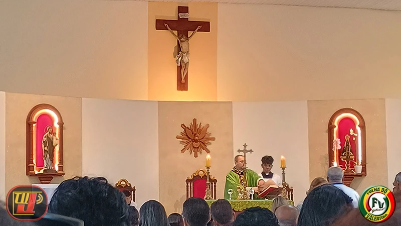 Padre Luiz Carlos reflete sobre quem é Jesus no altar da igreja enquanto conduz a liturgia eucarística diante da comunidade. reunida no templo.
